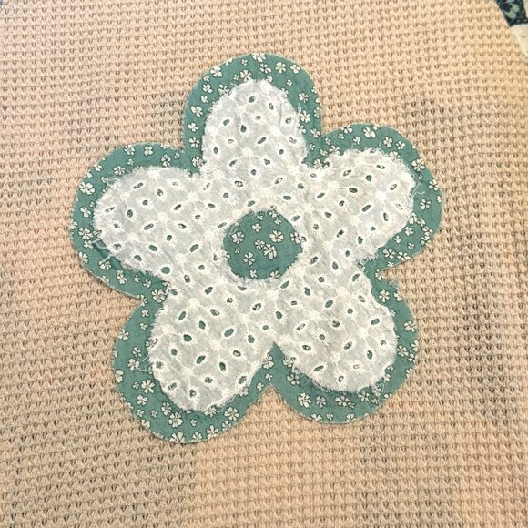 NEW MEDIUM Davi & Dani Thermal Flower Patchwork Appliqué Balloon Sleeve Top - Picture 5 of 10